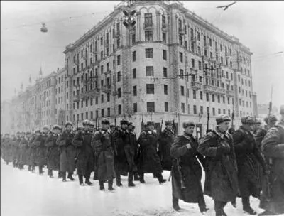 L'Allemagne fait ensuite une percée de plus de 1 000 km de front et en octobre 1941 commence...