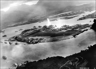 Les Japonais attaquent les Américains à Pearl Harbor, provoquant ainsi l'entrée en guerre des Etats-Unis le...