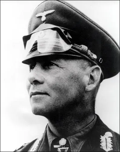 Le général allemand Erwin Rommel, surnommé "le Renard du désert", opère sur le front...