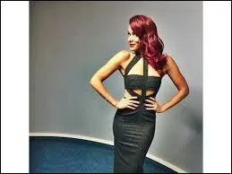 Dans le clip "On se fout de nous", censuré par YouTube puis interdit aux moins de 18 ans, comment est habillée Shy'm ?