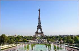 Nous commençons ce tour du monde avec ce monument qui se trouve à Paris.