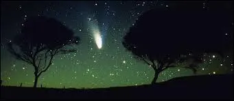 Chaque année, notre planète bleue devient de plus en plus lourde à cause de toute la poussière qui provient de ces étoiles filantes. De combien de tonnes s'alourdit-elle ?