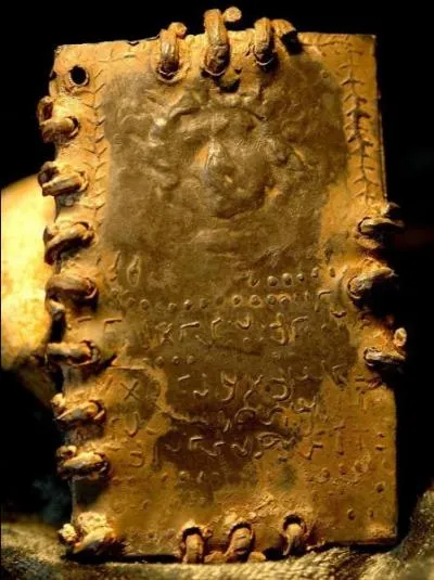 En quoi étaient faits ces 70 livres découverts il y a plusieurs années dans une grotte de Jordanie au cours de fouilles illégales, trésor historique qui a aujourd'hui mystérieusement disparu ?