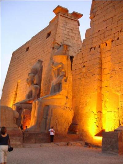 Du temple de Louxor, ville située sur la rive droite du Nil : "Mboni Chrismen ! ". Dans quel pays se trouve cette ville ?