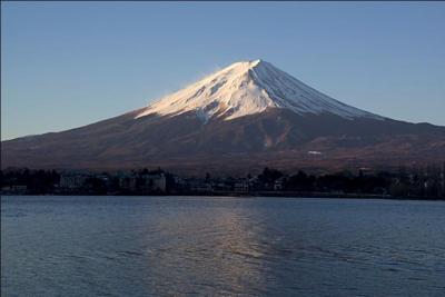 Du mont Fuji, volcan gris inactif depuis 1707 mais considéré comme actif : "Merii Kurisumasu ! ". Situé sur la côte sud de l'île de Honshu, il est le point culminant...