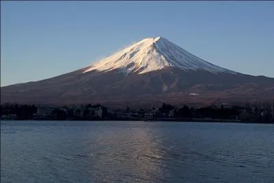 Du mont Fuji, volcan gris inactif depuis 1707 mais considéré comme actif : "Merii Kurisumasu ! ". Situé sur la côte sud de l'île de Honshu, il est le point culminant...