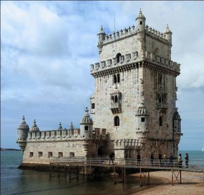 De la tour de Belém, construite sur les bords du Tage, entourée des chanteurs de fado, je vous dis : "Feliz Natal ! ". Où suis-je ?