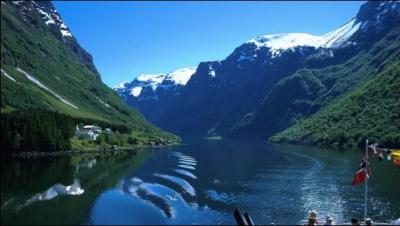 Du Sognefjord, au nord de Bergen, qui s'enfonce dans les terres sur 204 kilomètres : "God Jul ! ". Dans quel pays de la péninsule scandinave suis-je ?