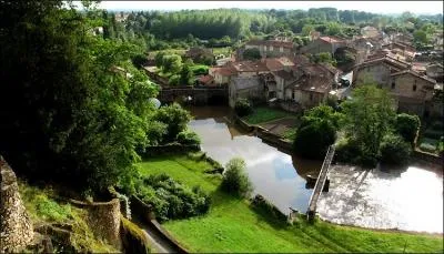 Autrefois, &agrave; Parthenay, le quartier Saint-Paul &eacute;tait renomm&eacute; pour :