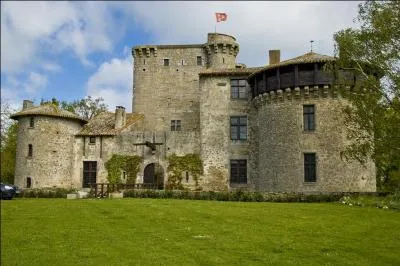 Quel est ce ch&acirc;teau m&eacute;di&eacute;val situ&eacute; sur la commune d'Amailloux o&ugrave; vous pourrez passer une nuit de seigneur ?