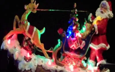 Regardez dans le traîneau. Quel cadeau le Père Noël déposera-t-il au pied de votre sapin que vous aurez joliment enguirlandé ?