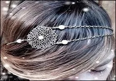 Quel nom donnait-on à ce bijou de tête, en ancien français ?