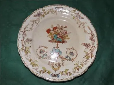 Une belle assiette en terre de fer avec une guirlande de feuilles et fleurs.
Qu'est-ce que la terre de fer ?