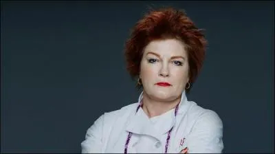 Qui affame Piper au d&eacute;but de la saison 1 parce qu'elle lui dit que la bouffe est d&eacute;gueulasse en prison ?