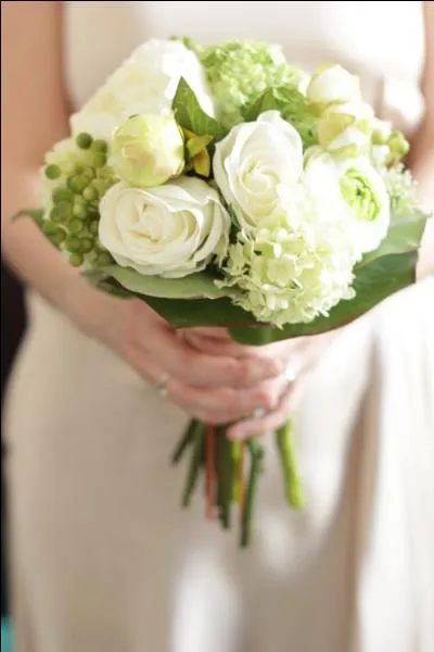 Selon la tradition, qu'arrive-t-il à la demoiselle attrapant le bouquet de la mariée ?