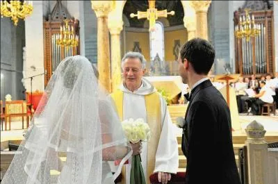 Combien de mariages catholiques ont été célébrés en 2011 (environ) ?