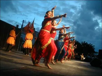 Auto-stop > Eté 1982 : Une camionnette VW s'arrête et m'embarque vers Stuttgart. Le chauffeur me parle dans un anglais étrange : "Je suis un Français mais je ne le parle pas ! Je suis né à Puducherry", me dit-il en souriant . Où est-ce ?