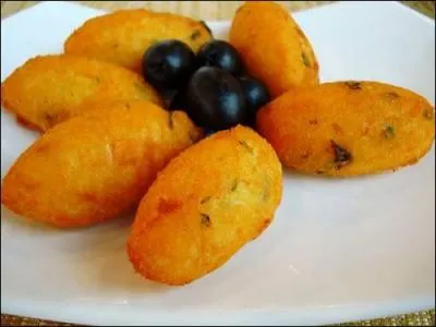 Fatima, originaire de la ville éponyme, a posé sa valise en carton à Paris 11e. Ne lui parlez pas de sainteté, demandez-vous plutôt où cette ville se trouve !