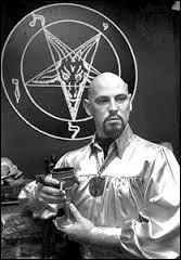 "La Bible satanique" est un fameux essai sur le satanisme, paru en 1969. L'auteur de cette oeuvre se nomme :