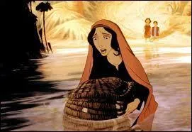 Comment la mère de Moïse lui sauve-t-elle la vie ?