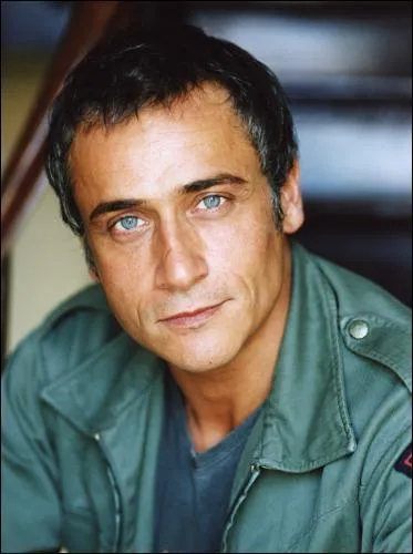 Qui joue le rôle de Frédéric Marquand ?