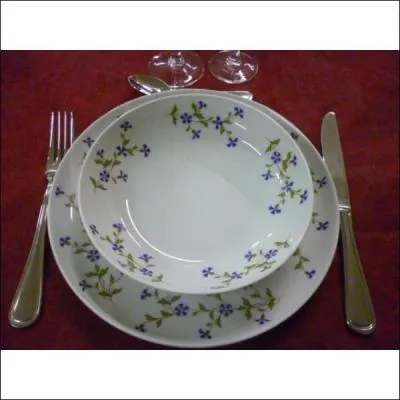 Sur une table bien mise selon la tradition française, s'il est prévu de servir un potage suivi d'un poisson avant le plat de viande, que trouvez-vous à droite de vos assiettes, de gauche à droite ?