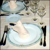 Sachant que vous allez manger du saumon, puis du filet de boeuf, avez-vous des erreurs à remarquer sur cette table ?