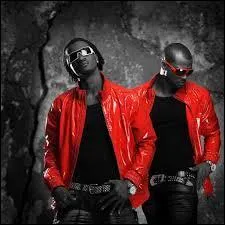 Qui chante "Testimony" ?