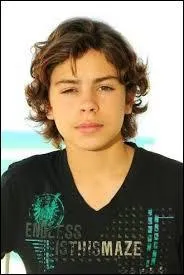 Comment se nomme la grande soeur de ce beau jeune homme, dans "Les Sorciers de Waverly Place" ?