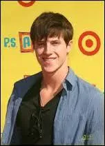 Dans quelle série ce beau garçon joue-t-il ?