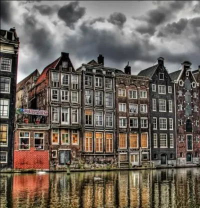 Encore une ville, encore des amis rencontrés au hasard des rues parisiennes : je leur rendis visite dans une maison déguisée en bateau, non loin du Rijksmuseum et du célèbre Concertgebouw, à...