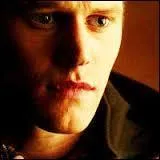 Dans la saison 5, qui prend possession de son corps ?