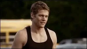 Dans la saison 4, pourquoi Damon le tue-t-il ?