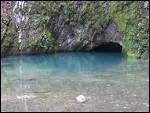 La source Bleue de Malbuisson, est une "exsurgence" sur le rive de droite du lac de Saint-Point. C'est la limpidité de l'eau et la profondeur du gouffre qui lui font sa belle couleur. Où est-elle située ?