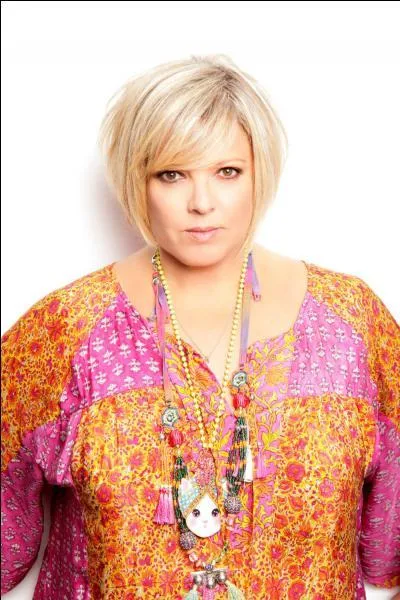 Comment s'appelle cette femme blonde qui présente "Money Drop" ?