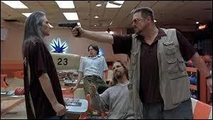 Qui Walter menace t-il d'une arme lors d'une partie de bowling ?