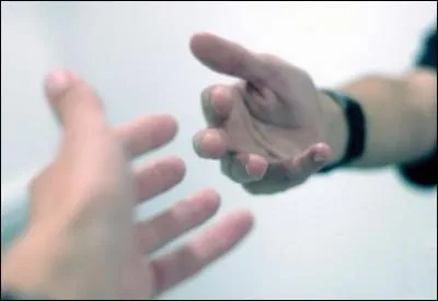 Que faut-il faire si une personne est sur le point de mettre fin à ses jours ? 2 réponses.