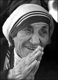 Dans laquelle des ces villes indiennes, Mère Teresa a-t-elle en grande partie apporté son aide en faveur des malades et des démunis ?