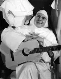 Sur Sourire est une religieuse, de l'ordre dominicain, également auteur et interprète de la célèbre chanson "Dominique". De quelle nationalité était cette dame ?