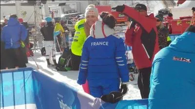 Quel est le nom de la championne de ski avec la tenue de l'&eacute;quipe de France ?