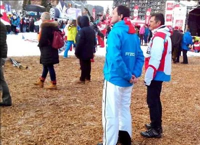 Quel est le nom de la personne en tenue bleue ?