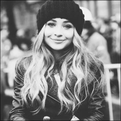 Dans quelle série joue-t-elle depuis 2014 ?