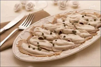 "Vitello tonnato" : fines tranches de veau en sauce, c'est un plat froid assez léger mais complet, sain et rafraîchissant. En SIcile, la sauce se réalise avec des sardines écrasées. Mais, pour l'original du Piémont, qu'utilise-t-on ?
