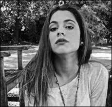 En quelle(s) langue(s) chante-t-elle ?