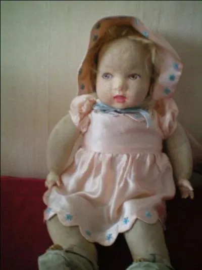 Celui-ci de la même époque est élaboré dans un autre matériau :