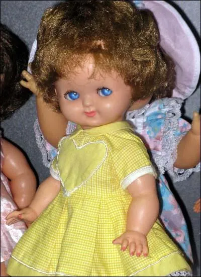 Quelle est la particularité de cette poupée des années 60 ?