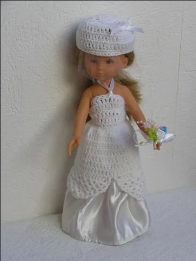 Les poupées se marient aussi ! En quoi est confectionnée la robe ?