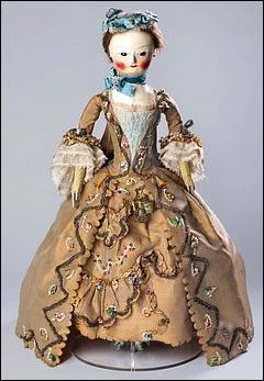 La poupée Pandore jouait les mannequins au XVIIIe siècle, objet de luxe réservé à l'aristocratie, en quoi était faite la tête des premières poupées Pandore ?