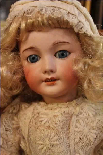 En 1843, naît la poupée de :