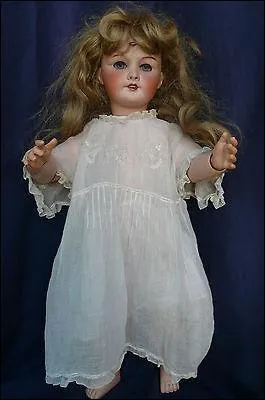 Peu après on découvre cette poupée, comment se nomme cette porcelaine sans émaillage dont sa tête est fabriquée ?